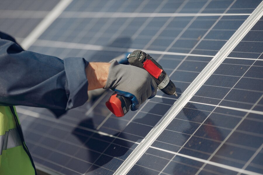 homme-casque-blanc-pres-panneau-solaire_1157-29977 Capteurs Solaires à La Verpillière | Slim Energies